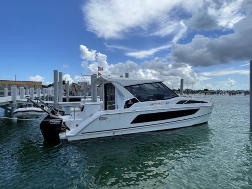 Kat Aquila 36 chartern in Marsh Harbour City