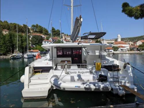 Katamaran Astrea 42 chartern in Marina Punat