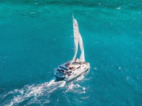 Katamaran Astrea 42 chartern in Nanny Cay Town