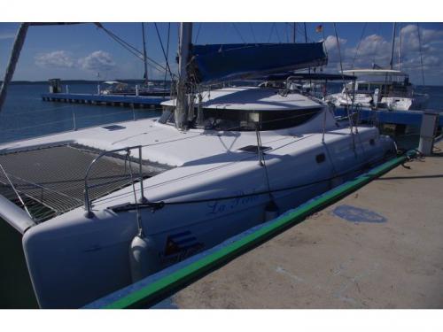 Cat Athena 38 for hire in Marina Cienfuegos