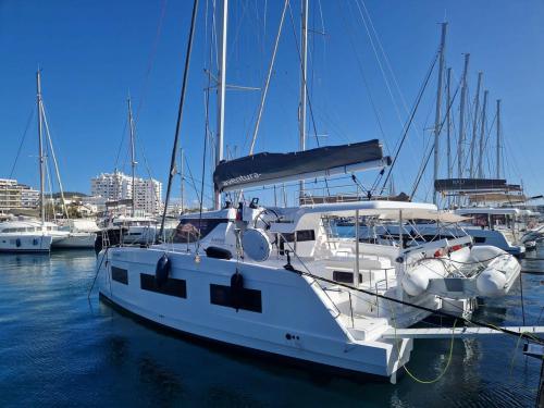 Katamaran Aventura 37 chartern in Club Nautic