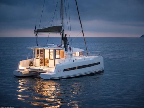 Kat Bali 4.0 Yachtcharter in Hafen von Calanova