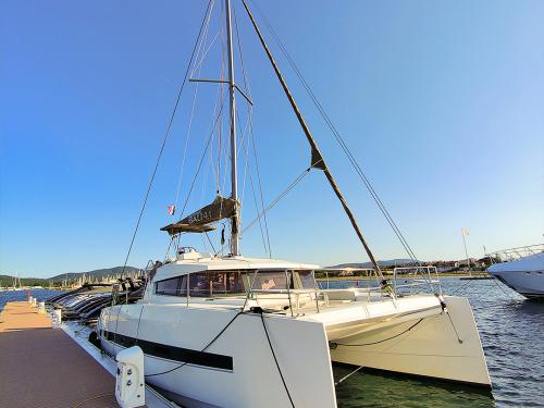 Catamaran Bali 4.1 for rent in Grimaud