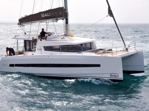 Kat Bali 4.1 chartern in Stock Island Marina