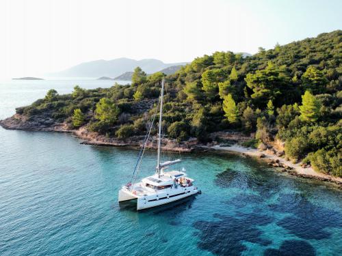 Catamaran Bali 4.1 available for charter in Volos Harbour