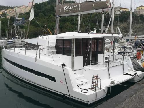 Catamaran Bali 4.1 for rent in Agropoli Marina