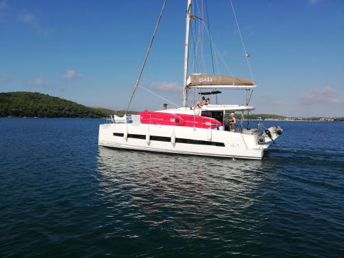 Catamaran Bali 4.1 for rent in Pula