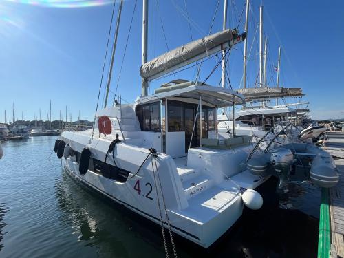 Kat Bali 4.2 chartern in Hafen von Hyeres