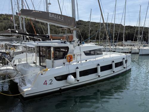 Catamaran Bali 4.2 for rent in Pula