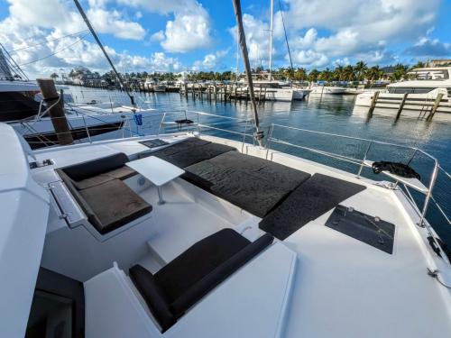Catamaran Bali 4.2 for rent in Nassau