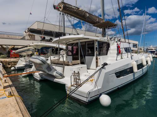Kat Bali 4.2 chartern in Marina Seget Donji