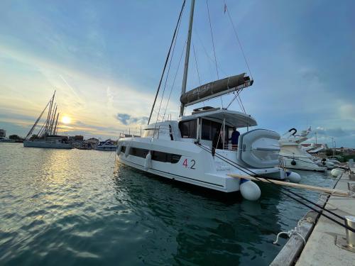 Katamaran Bali 4.2 Yachtcharter in Marina Pirovac