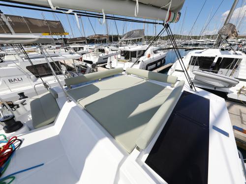 Kat Bali 4.2 chartern in Marina Sangulin