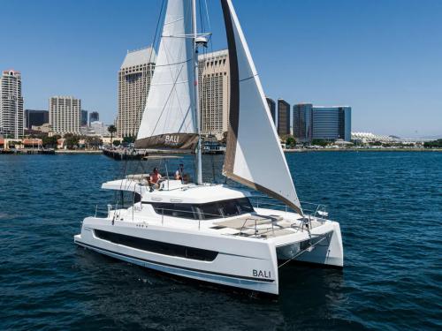 Catamaran Bali 4.4 for charter in Harbor Island West Marina