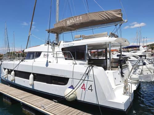 Katamaran Bali 4.4 Yachtcharter in Sibenik