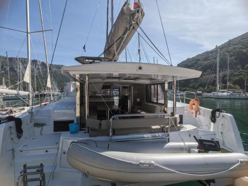 Katamaran Bali 4.4 chartern in ACI Marina Dubrovnik