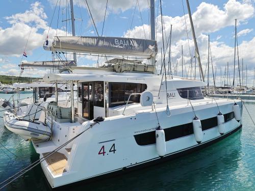 Kat Bali 4.4 chartern in Marina Dalmacija