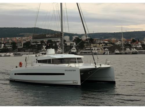 Kat Bali 4.5 chartern in Marina Mandalina