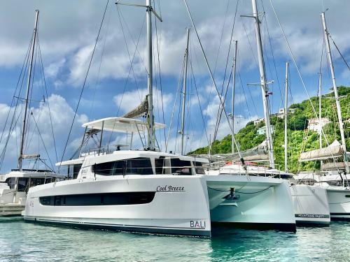 Kat Bali 4.6 chartern in Maya Cove