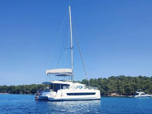 Katamaran Bali 4.6 chartern in Kastel Gomilica