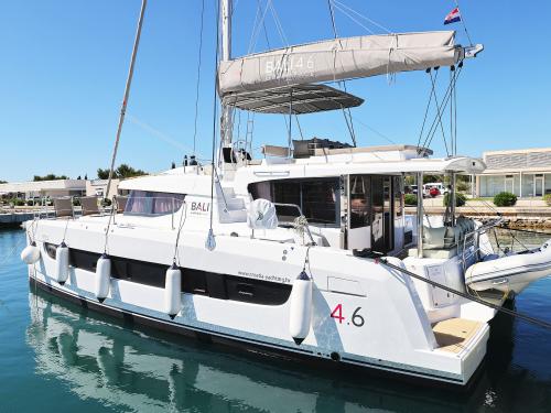 Katamaran Bali 4.6 chartern in Marina Seget Donji