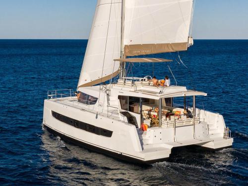 Catamaran Bali 4.8 for hire in Maya Cove