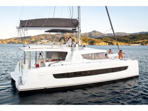 Kat Bali 4.8 chartern in Hafen von Port d Andratx