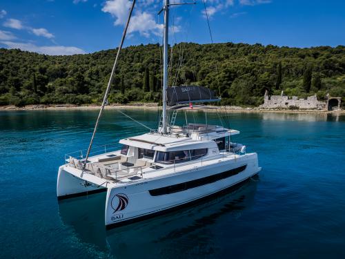 Catamaran Bali 4.8 for hire in Marina Seget Donji