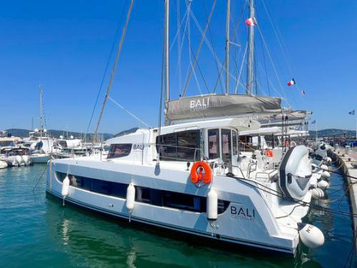 Kat Catsmart chartern in Hafen von Hyeres