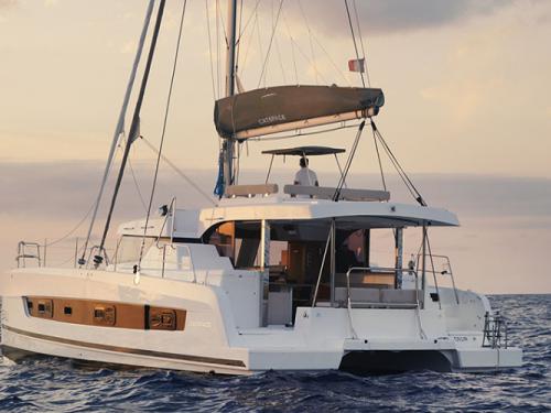 Katamaran Catspace chartern in Toulon