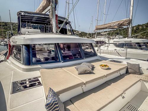 Katamaran Catspace chartern in Marina Kremik