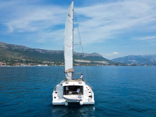 Kat Catspace Yachtcharter in Marina Kastela