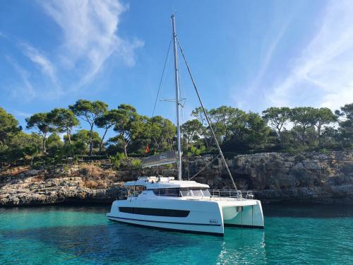 Katamaran Catspace chartern in Mahon