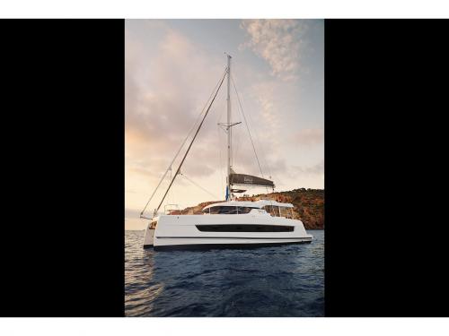 Katamaran Catspace Yachtcharter in Yachthafen Volos