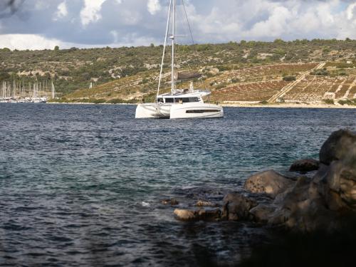 Katamaran Cervetti 44 chartern in Primosten