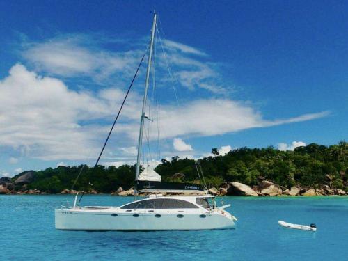 Cat DH 550 for rent in Eden Island Resort