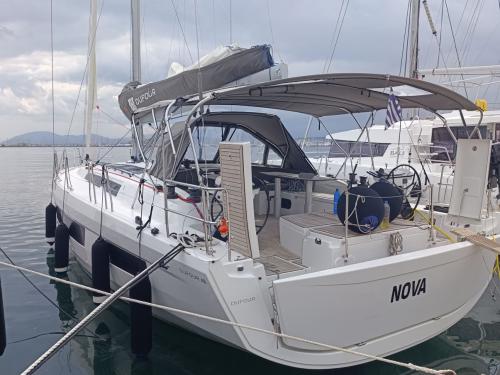 Katamaran Dufour 48 chartern in Hafen von Mytika