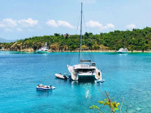 Catamaran Eleuthera 60 for rent in Road Harbour