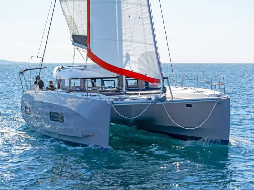 Katamaran Excess 11 chartern in Marina Parikia Port