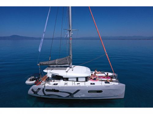 Kat Excess 12 chartern in Kalamata