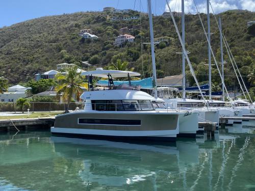 Kat Fountaine Pajot MY 37 chartern in Road Town