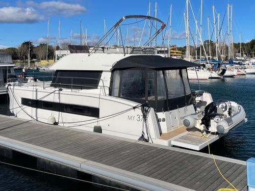 Kat Fountaine Pajot MY 37 chartern in Cogolin