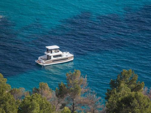 Kat Fountaine Pajot MY 37 chartern in Vinoy Resort Marina