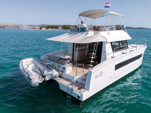 Katamaran Fountaine Pajot MY 37 chartern in Sibenik