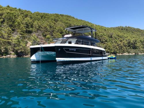 Kat Fountaine Pajot MY 44 chartern in Kastel Gomilica