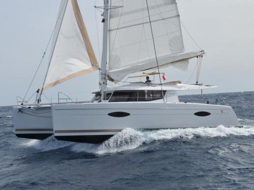 Kat Helia 44 chartern in La Savina