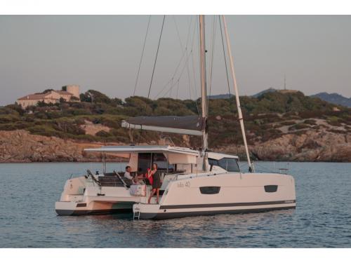 Katamaran Isla 40 chartern in Alesta Marina