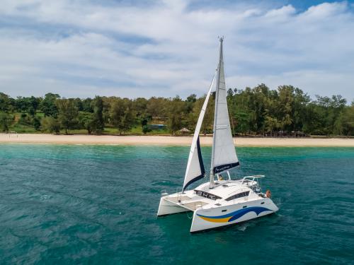 Cat Island Spirit 410 for rent in Ko Chang