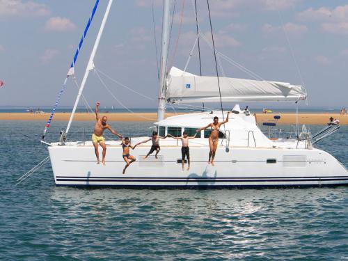 Katamaran Lagoon 380 chartern in Marina de Denia Katamaran Lagoon 380 chartern in Marina de Denia
