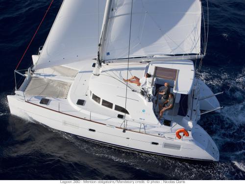 Catamaran Lagoon 380 for rent in Larmor Plage